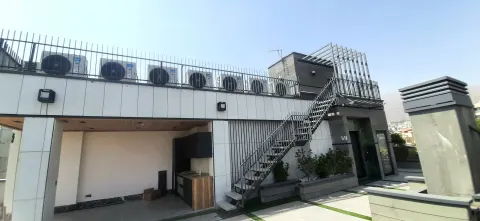 نمایی از اجرای محوطه و مشاعات ساختمان